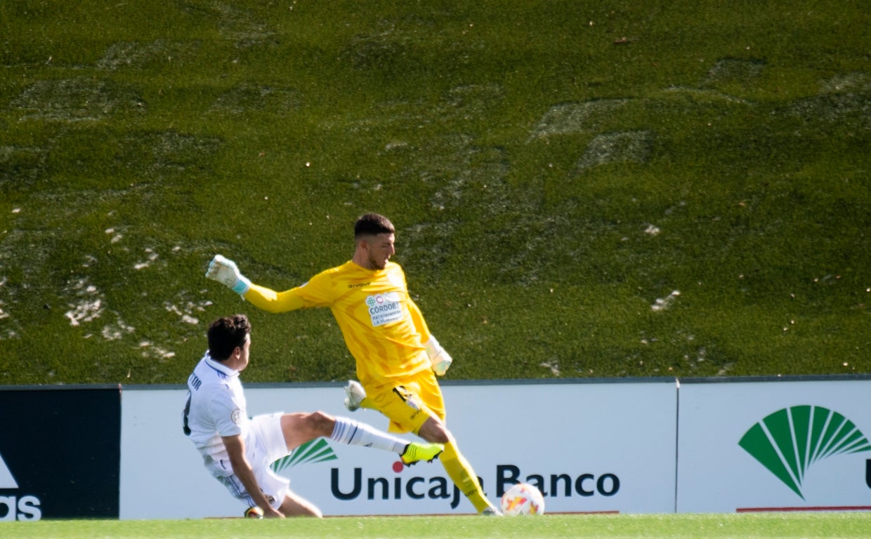 Carlos Marín presionado por un rival en Valdebebas