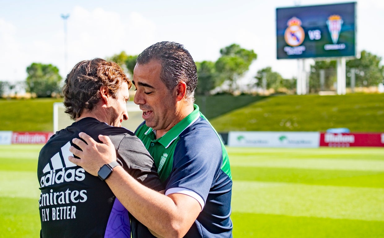Germán Crespo y Raúl González se saludan al inicio del encuentro