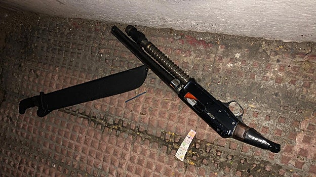 Una escopeta modificada junto a un bolomachete