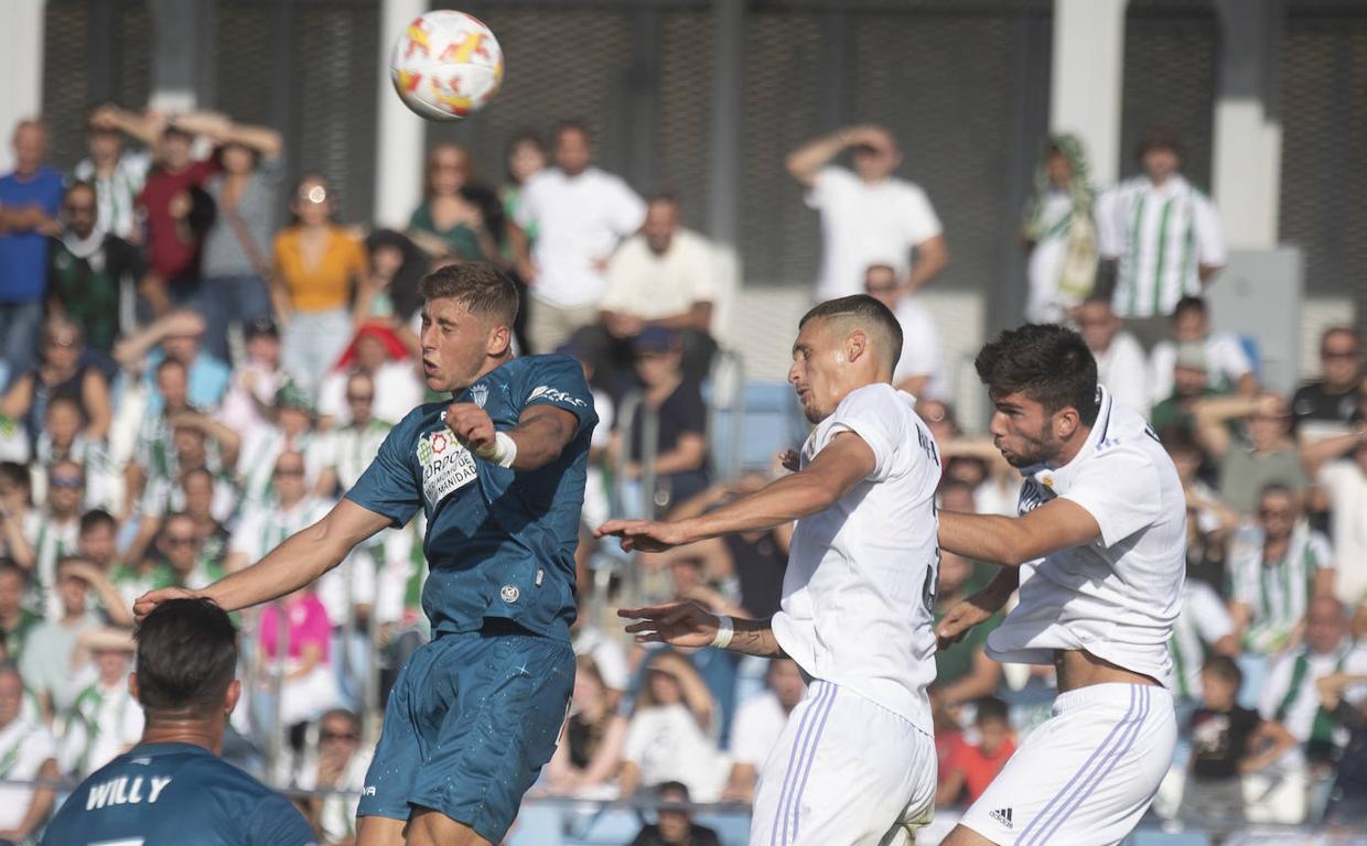 Jorge Moreno, en una pugna en el partido del Córdoba CF ante el Castilla