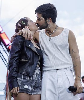 Imagen secundaria 2 - En la imagen superior, Camilo bailando duirante el concierto, abajo a la izquierda, las miles de personas que asistieron al concierto, y a la derecha con su mujer