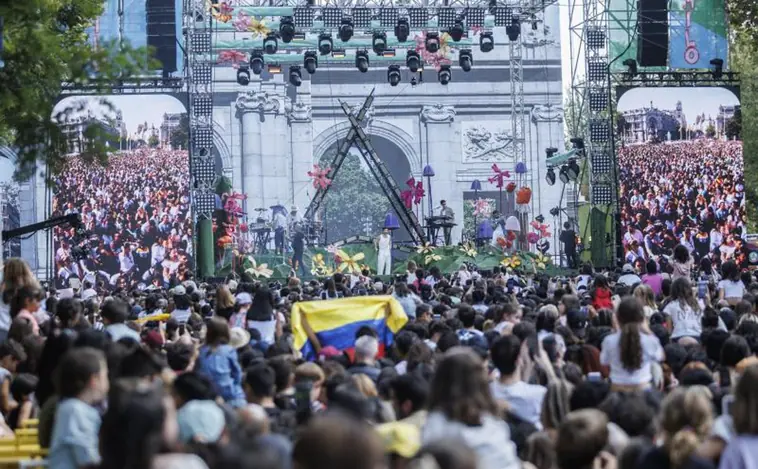 Camilo y Pablo Alborán desatan la euforia en la Puerta de Alcalá en el Festival de la Hispanidad