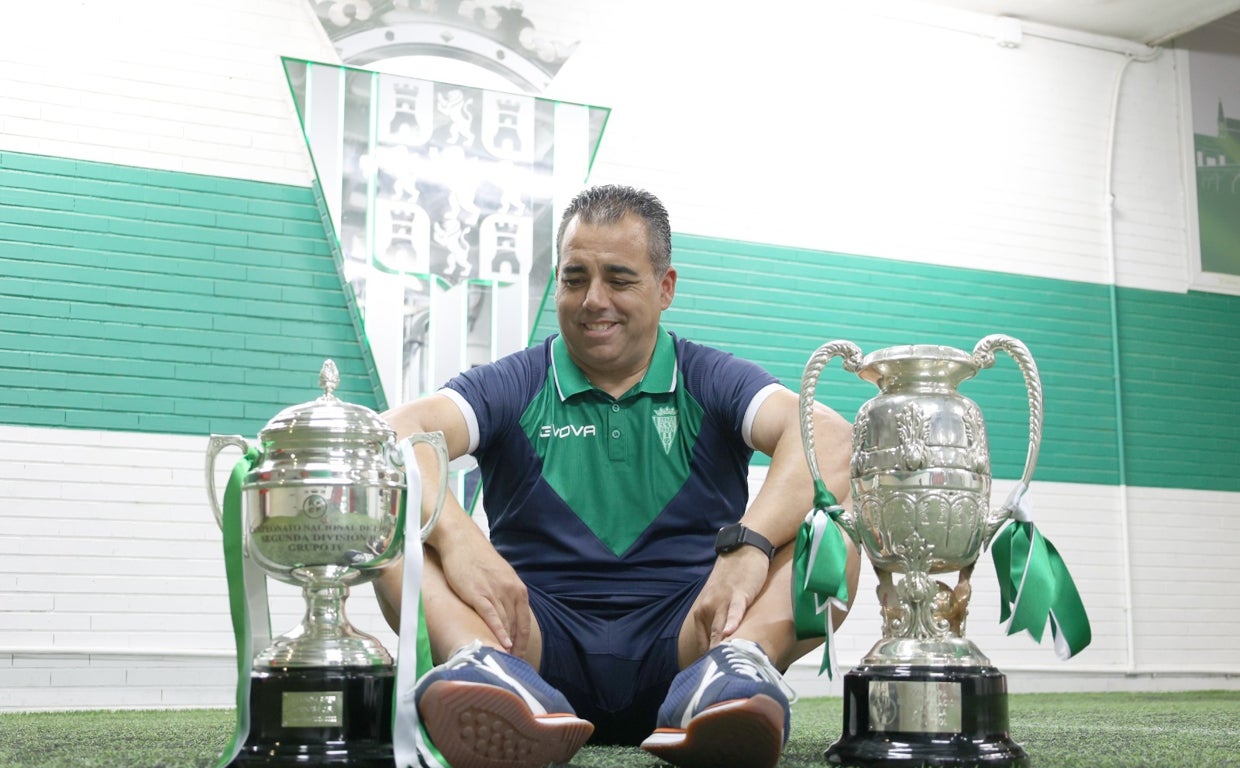 El entrenador del Córdoba, Germán Crespo, sonríe junto a los dos títulos logrados en 50 partidos