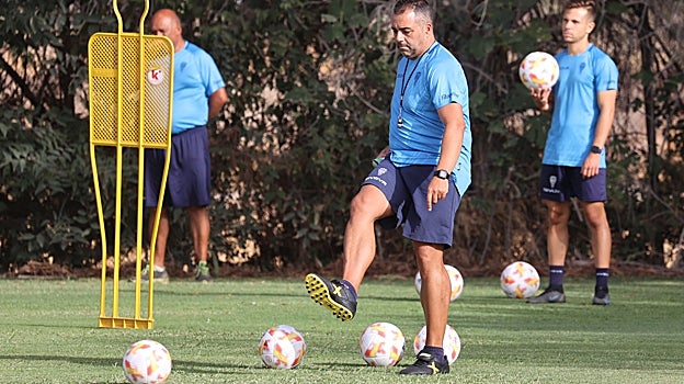 Crespo golpea el balón en un entrenamiento