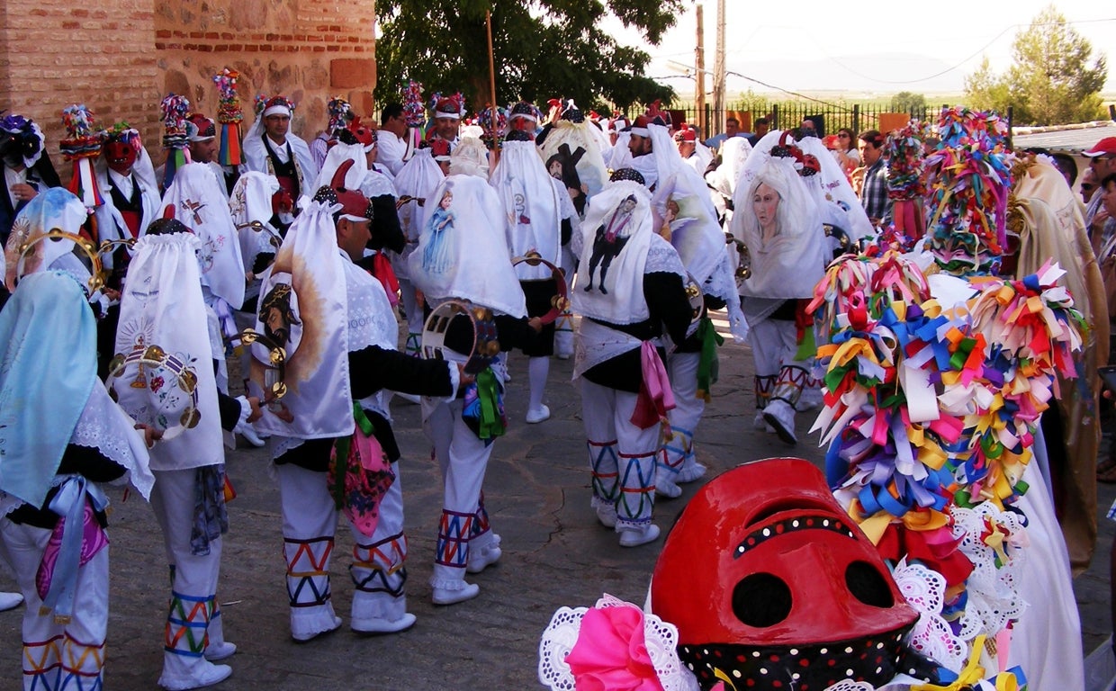 Pecados y danzantes de Camuñas en el día del Corpus Christi