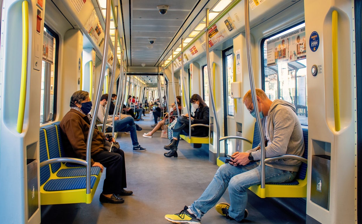 Imagen de archivo de un grupo de viajeros en el Metro de Valencia