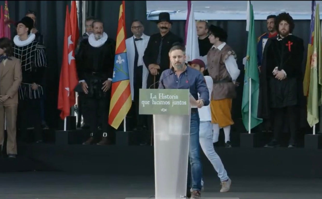 Santiago Abascal pronuncia un discurso acompañado de los personajes que representan a juicio de Vox lo mejor de España.