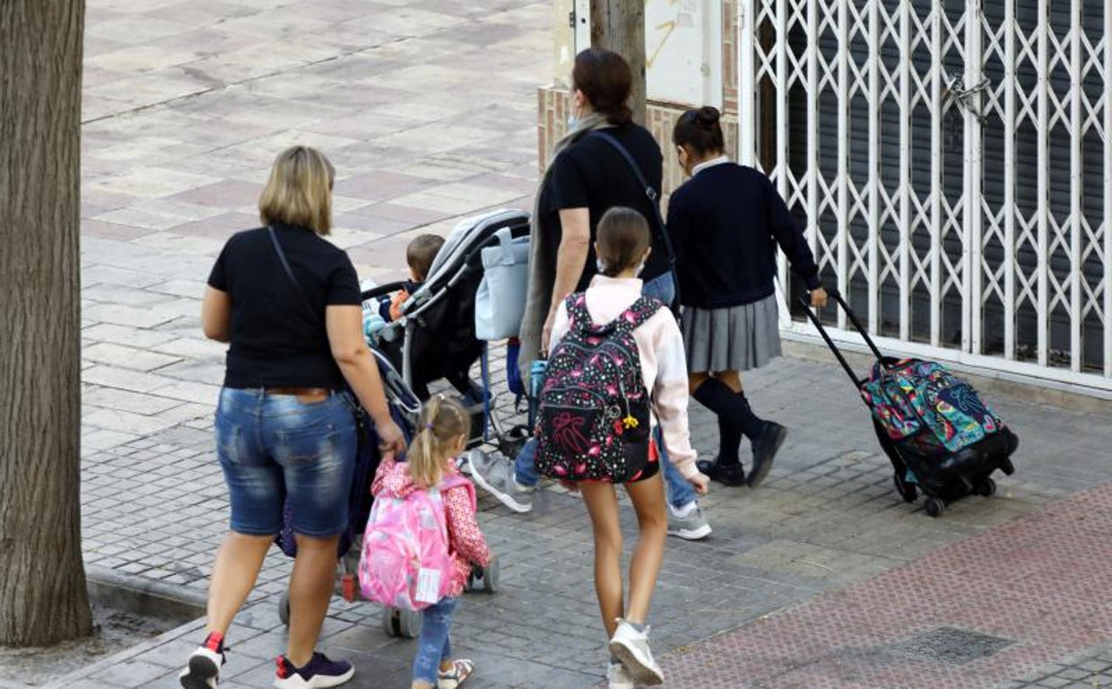 Familias acuden a un colegio en Alicante.