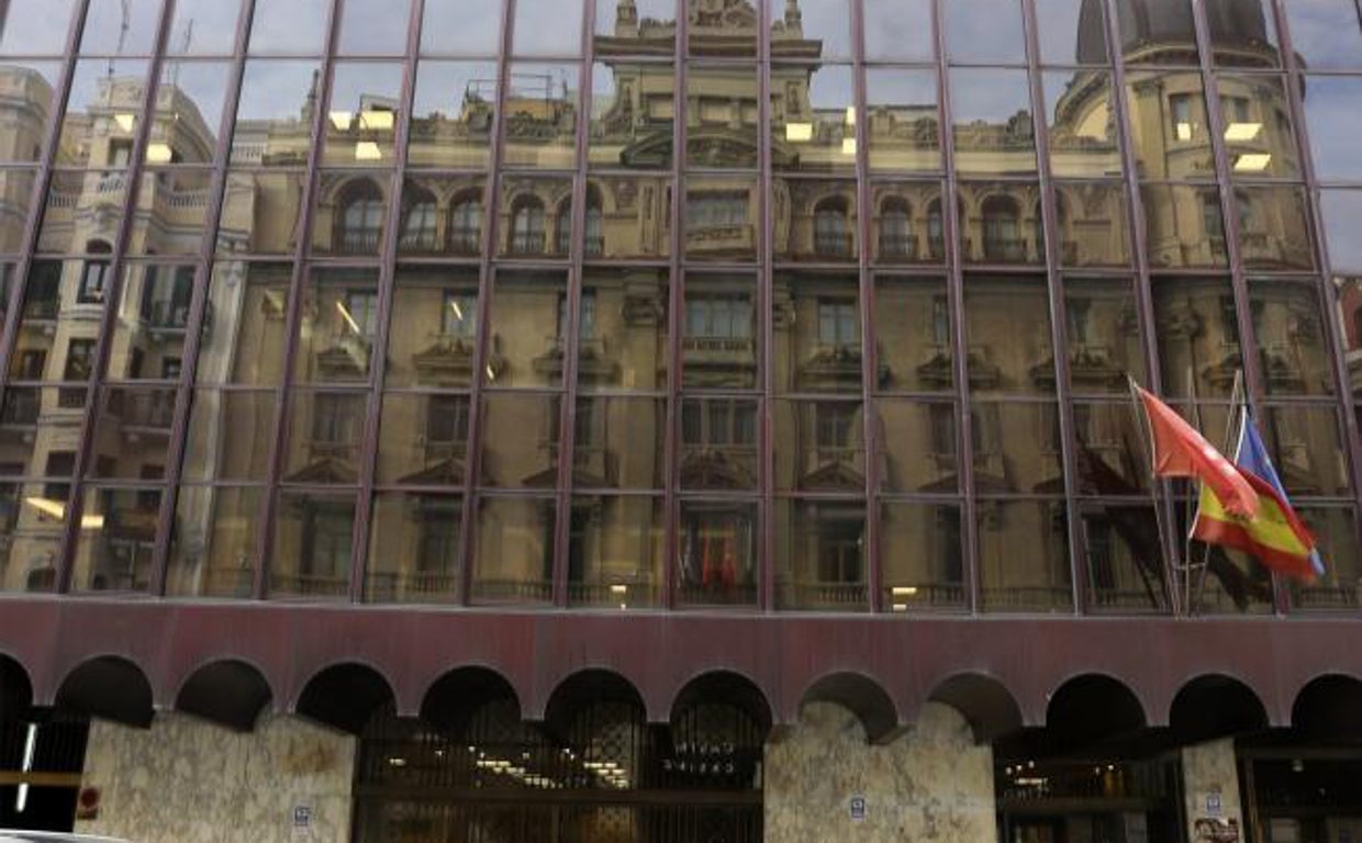 Fachada de vidrio de los juzgados de lo contencioso-administrativo de Gran Vía 19