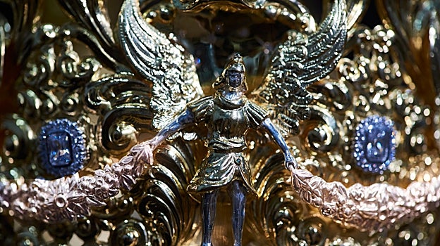 Uno de los ángeles alusivos a la paz, con guirnaldas de flores