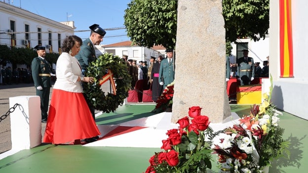 Un momento de la ofrenda a los caídos en la celebracioon de la patrona de la Guardia Civil en Córdoba