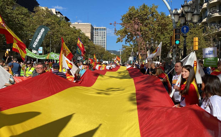 Barcelona celebra el 12-O con miles de personas participando en una manifestación festiva