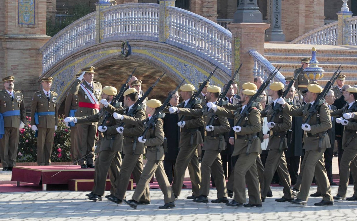 Celebración de la Pascua Militar en Sevilla con un desfile
