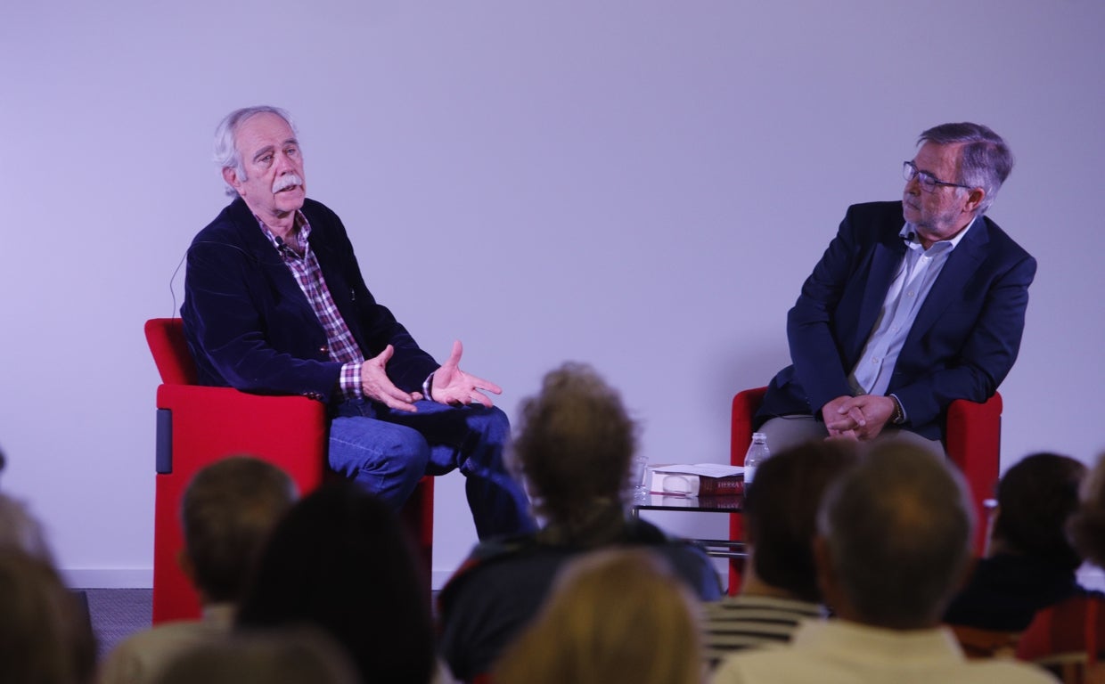 Antonio Pérez Henares, con José Calvo Poyato, en el Foro Cultural