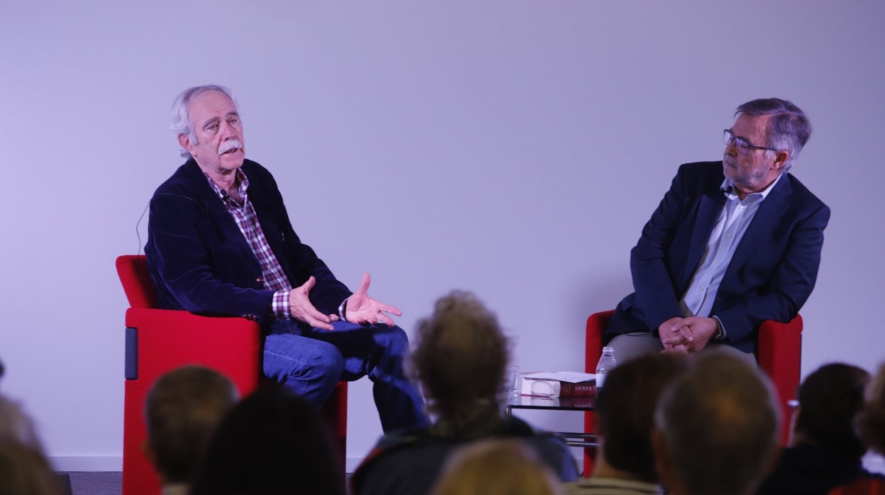 Antonio Pérez Henares en el Foro Cultural de ABC Córdoba, en imágenes