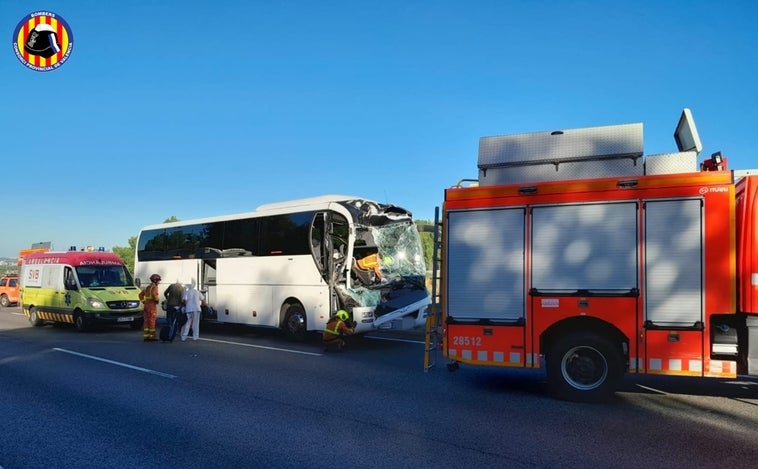 Un accidente entre un camión y un autobús en la A-7 causa dieciocho heridos en Valencia