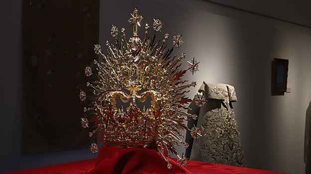La corona y la saya de coronación