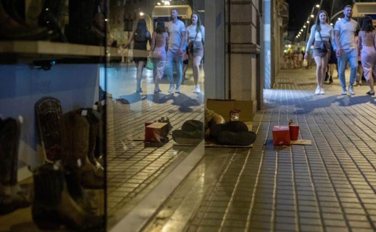 Una persona sin hogar pernocta en la calle en Barcelona