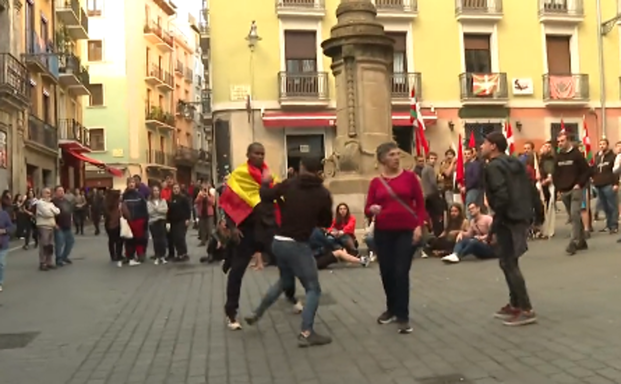 El agredido por llevar una bandera de España en Pamplona: «Iba caminando y les molestó»