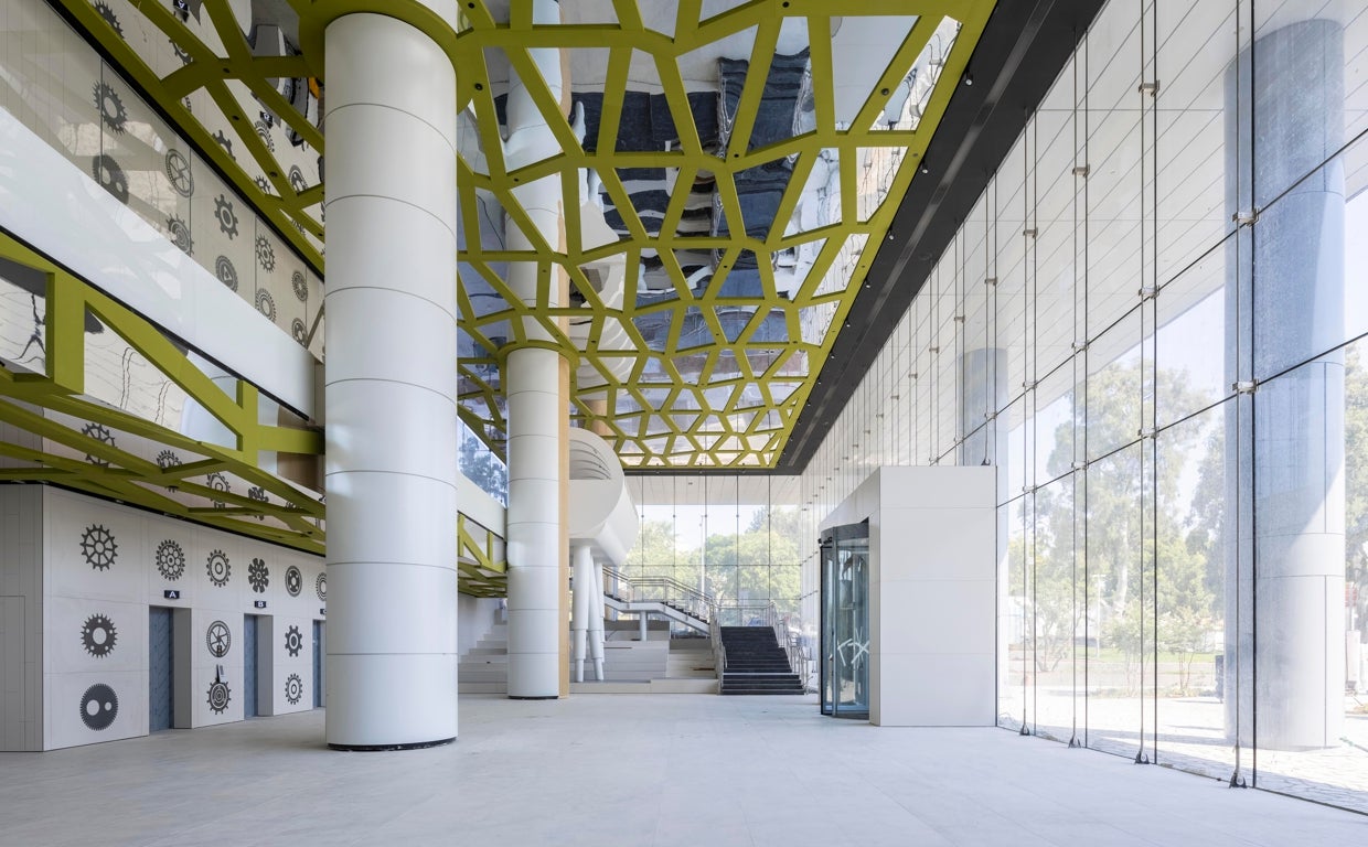 Edificio Amot Holon en Israel que incluye más de 22.000 metros cuadrados de 'Dekton' en diferentes colores.