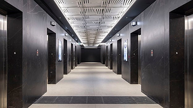 Interior del edificio Amot Holon de Israel diseñado para ser sede de empresas tecnológicas.