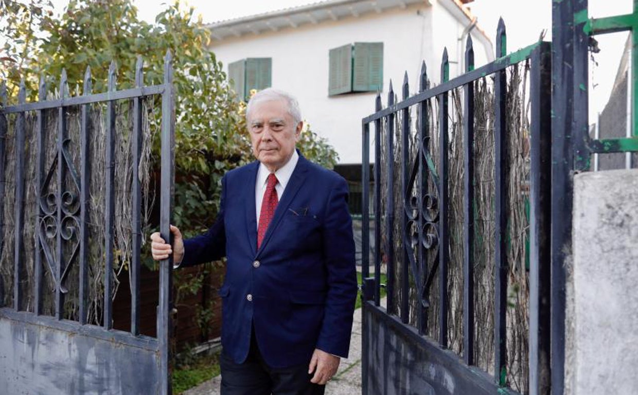 El político y diplomático JAVIER RUPÉREZ visita la casa donde estuvo secuestrando por ETA en 1979