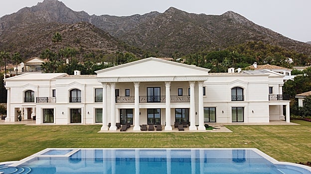 Residencia privada en Marbella realizada con 5.000 metros cuadrados de 'Piedra Paloma'.