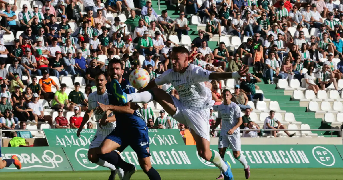 Casas controla en la acción del 1-0 del Córdoba CF, este sábado, ante el Algeciras CF