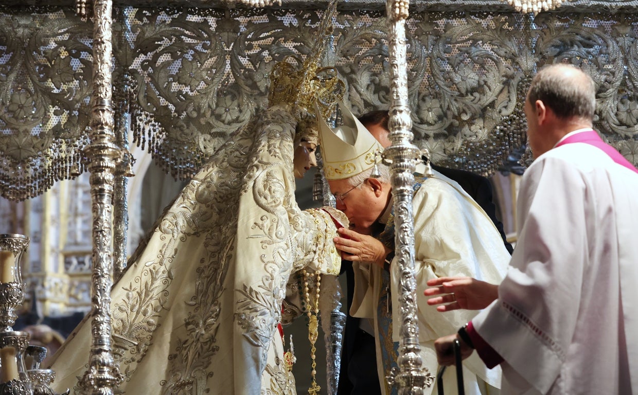 El obispo besa la mano de la Virgen tras imponerle la corona, este sábado
