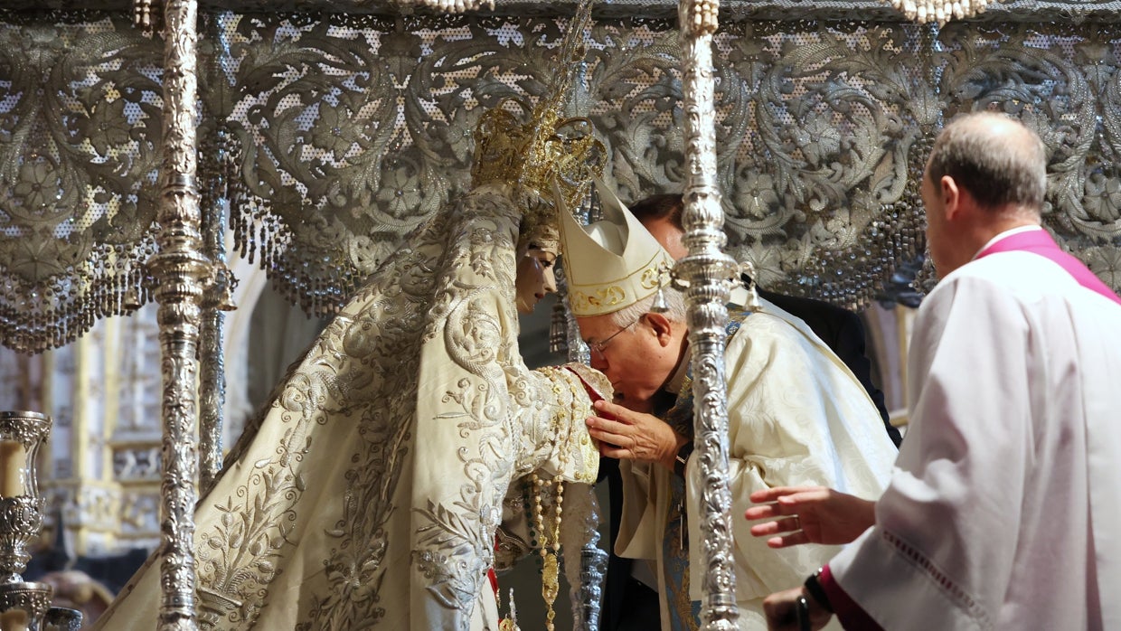 Coronación | La Virgen de la Paz reina con su corona en Córdoba