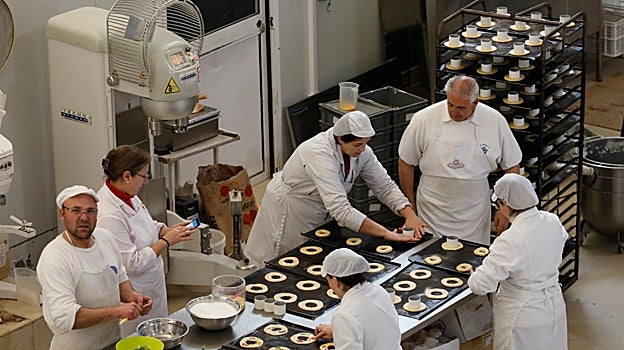 Empleados de Galleros Artesanos en su fábrica de dulces navideños