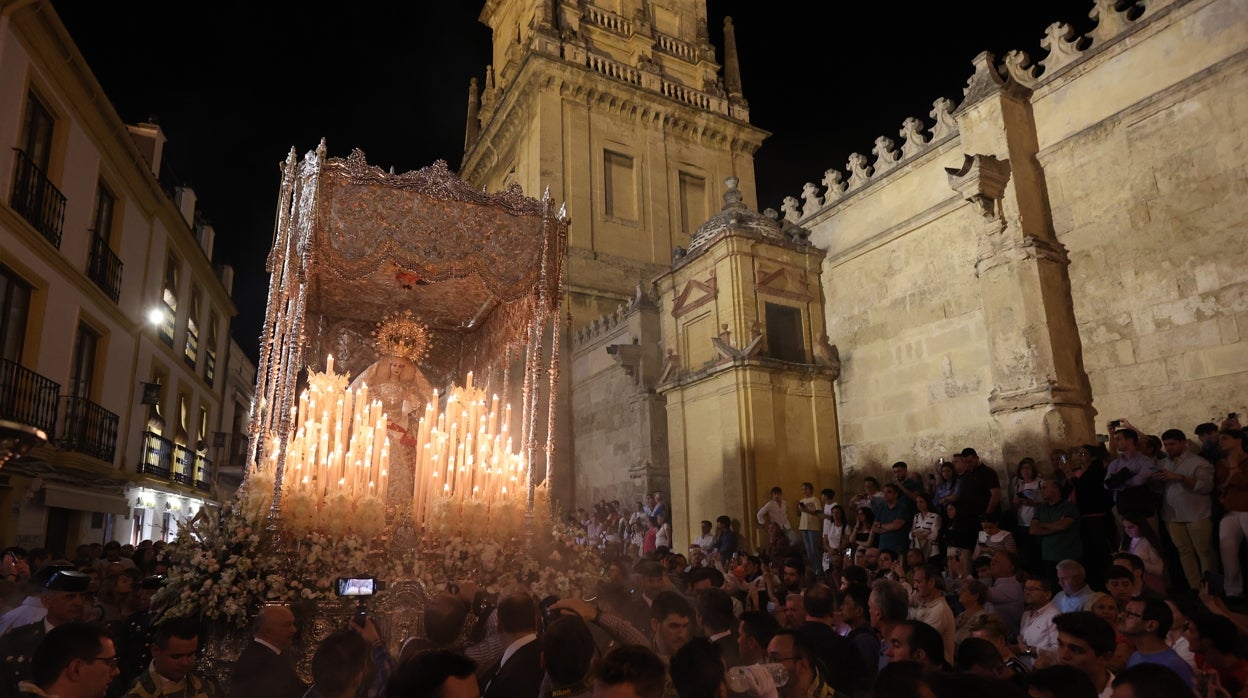 La triunfal procesión de la Virgen de la Paz coronada en Córdoba, en imágenes