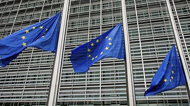 Banderas de la UE frente a la sede de la Comisión Europea, en Bruselas