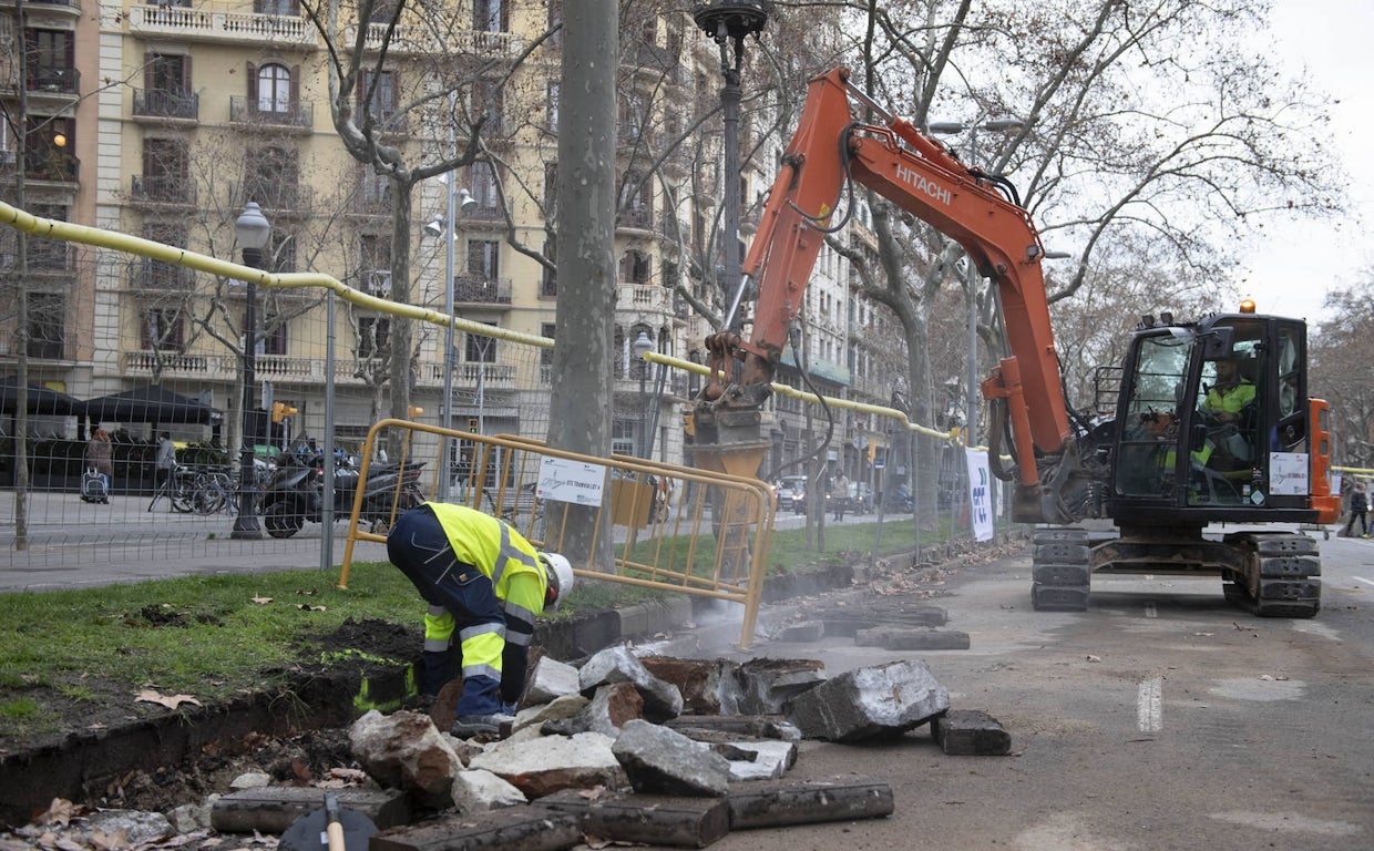 Un operario trabaja en las obras en la Diagonal de Barcelona