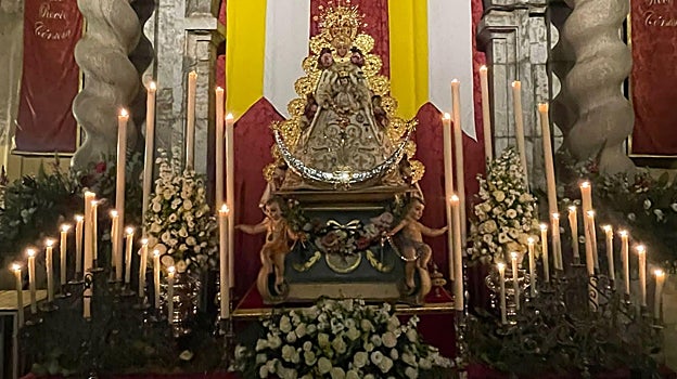 Altar preparado ante la iglesia de San Pablo por la hermandad del Rocío
