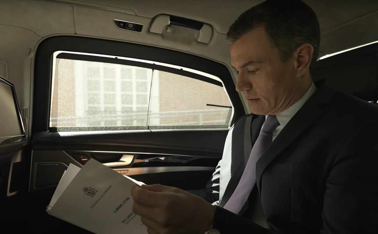 Pedro Sánchez, en su coche oficial, durante una secuencia de la docuserie