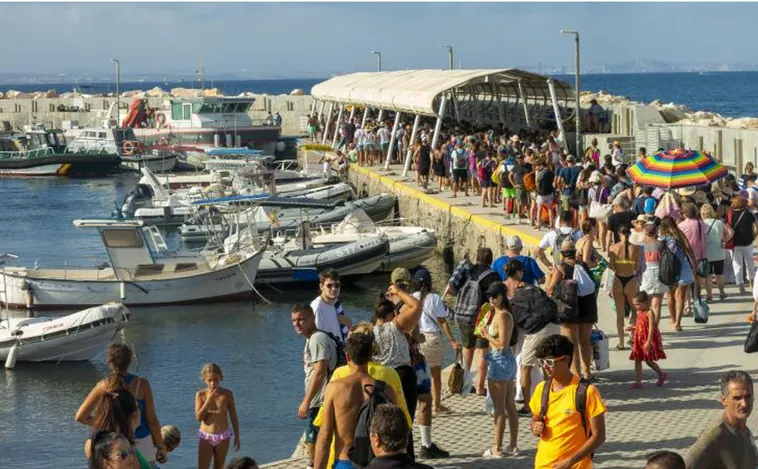 La isla de Tabarca ante la amenaza de la saturación turística: cómo repartir sus visitantes todo el año