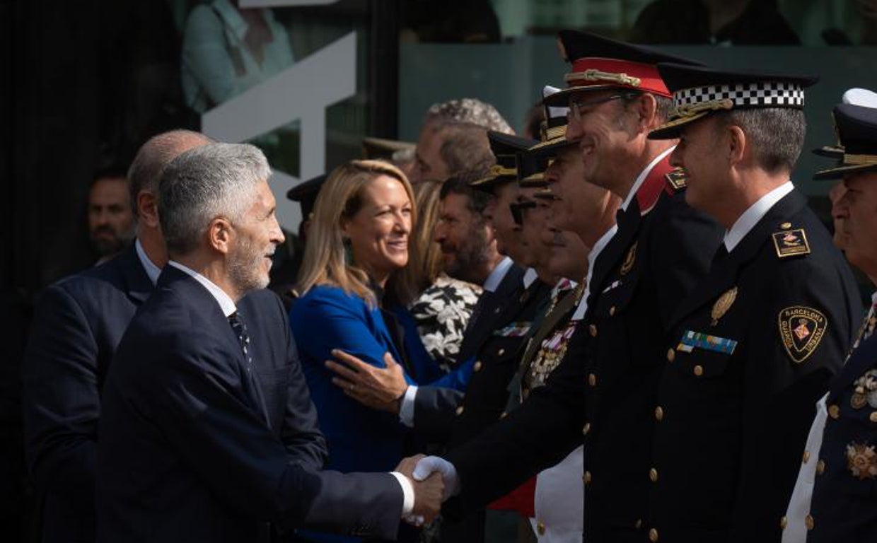 El comisario Estela saluda al ministro Marlaska durante el Día de la Policía en Barcelona