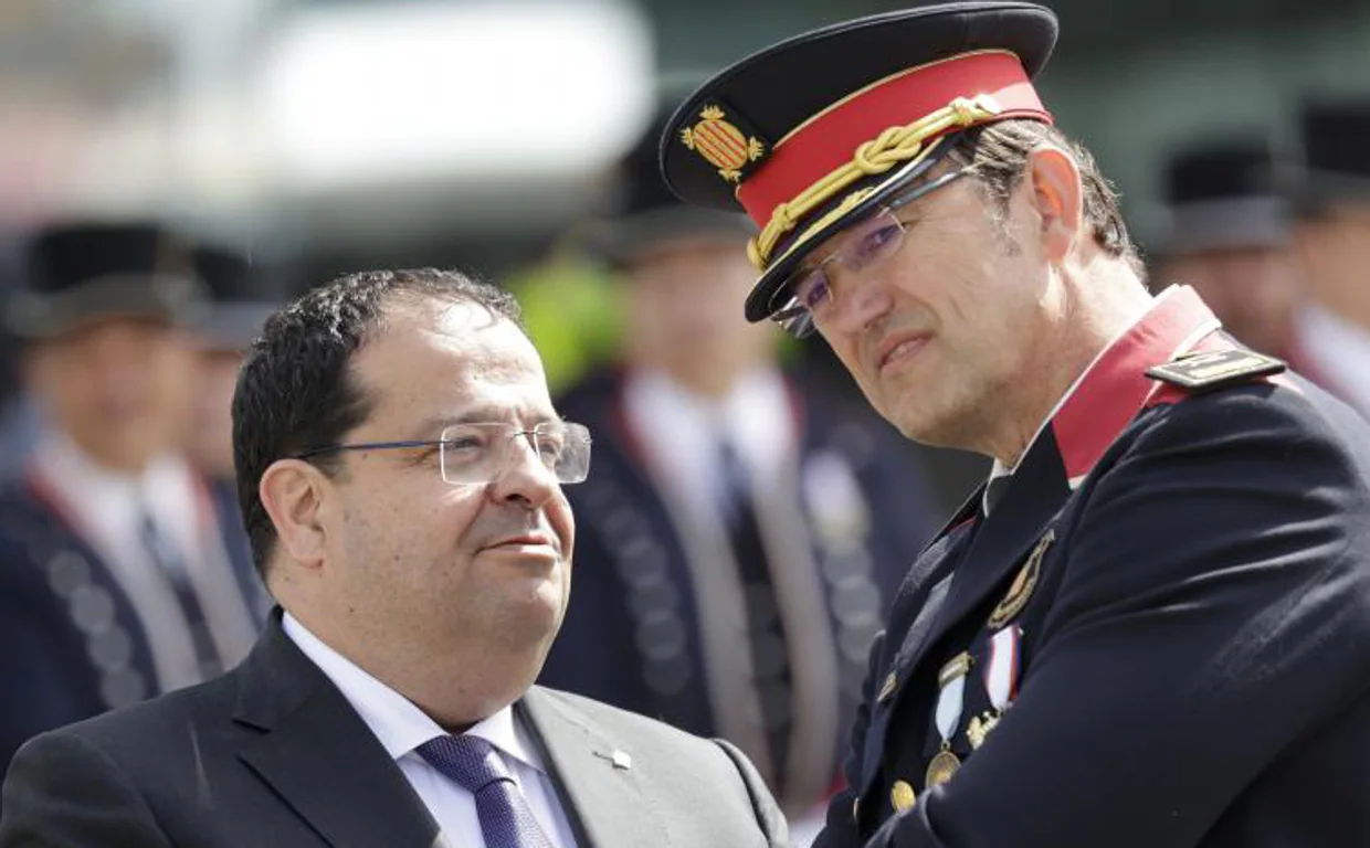 El consejero de Interior catalán junto al ya excomisario jefe de los Mossos Josep Maria Estela