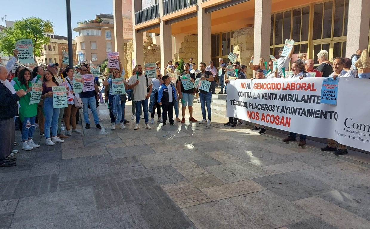 Protesta de los comerciantes ambulantes ante el Ayuntamiento de Córdoba este lunes