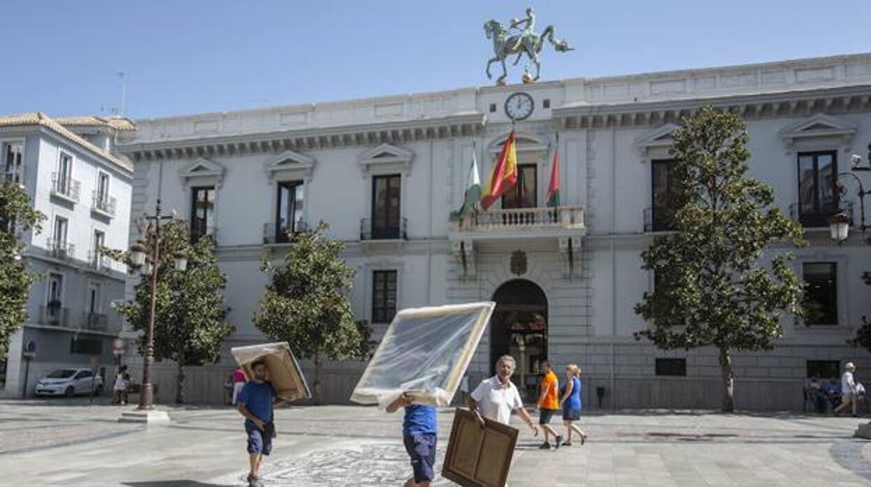 El Ayuntamiento de Granada se suma a la guerra fiscal y anuncia que rebajará un 2% el IBI en 2023