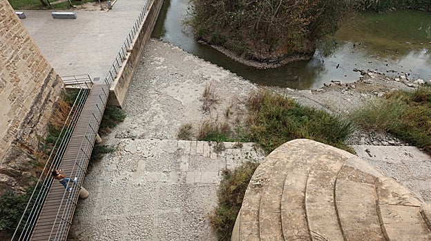 Detalle del bajo nivel que presenta el Guadalquivir a su paso por Córdoba