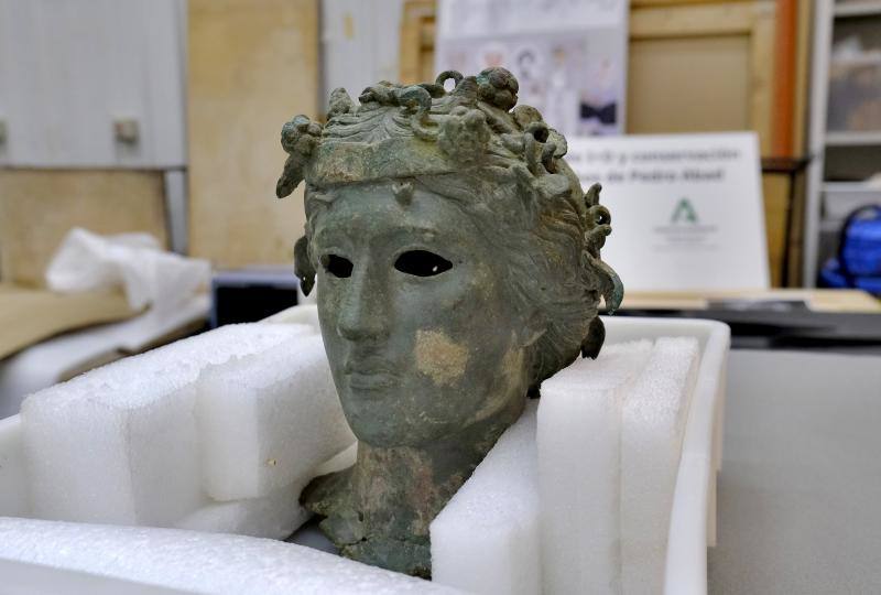 La restauración de los efebos de Pedro Abad, en imágenes