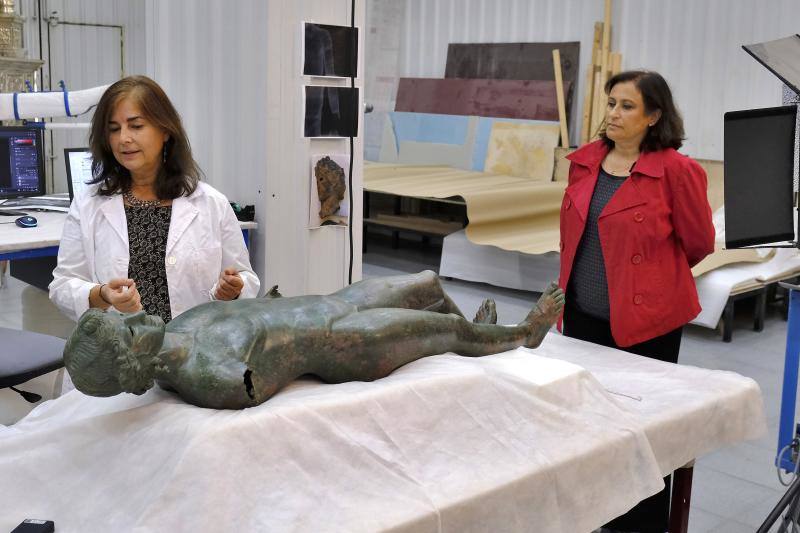 La restauración de los efebos de Pedro Abad, en imágenes