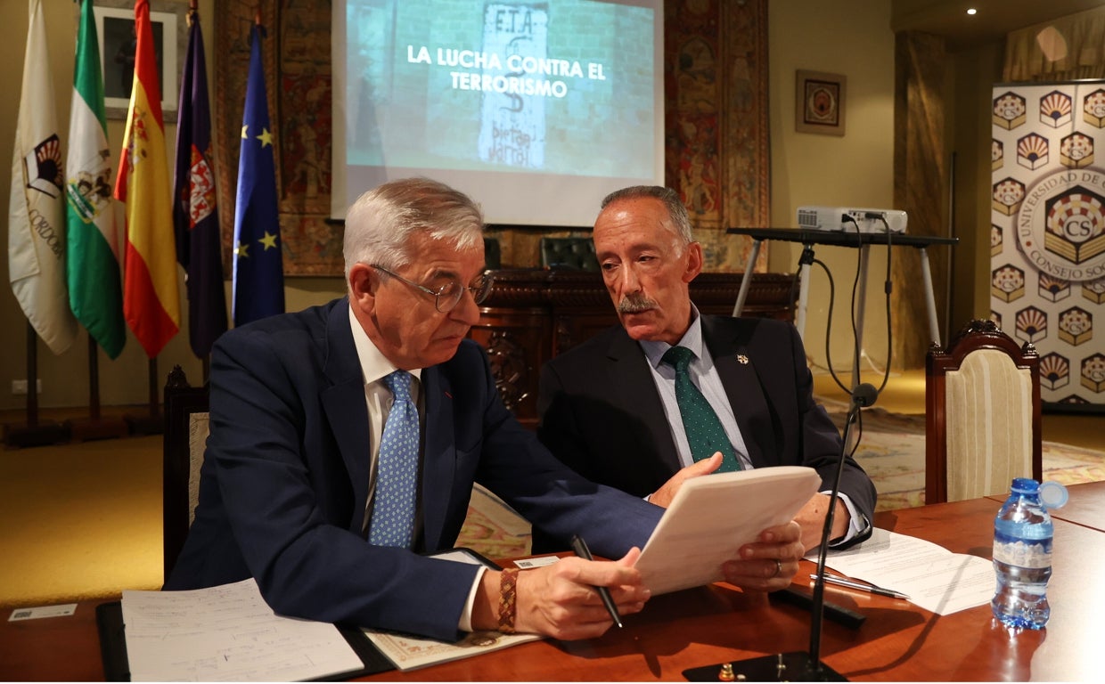 El coronel Sánchez Corbí junto al teniente general Martín Alonso, ayer en la apertura del curso de Criminología de la UCO