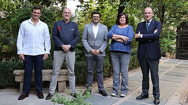 Los cinco miembros del jurado en el jardín del hotel Hospes Bailío antes de su deliberación