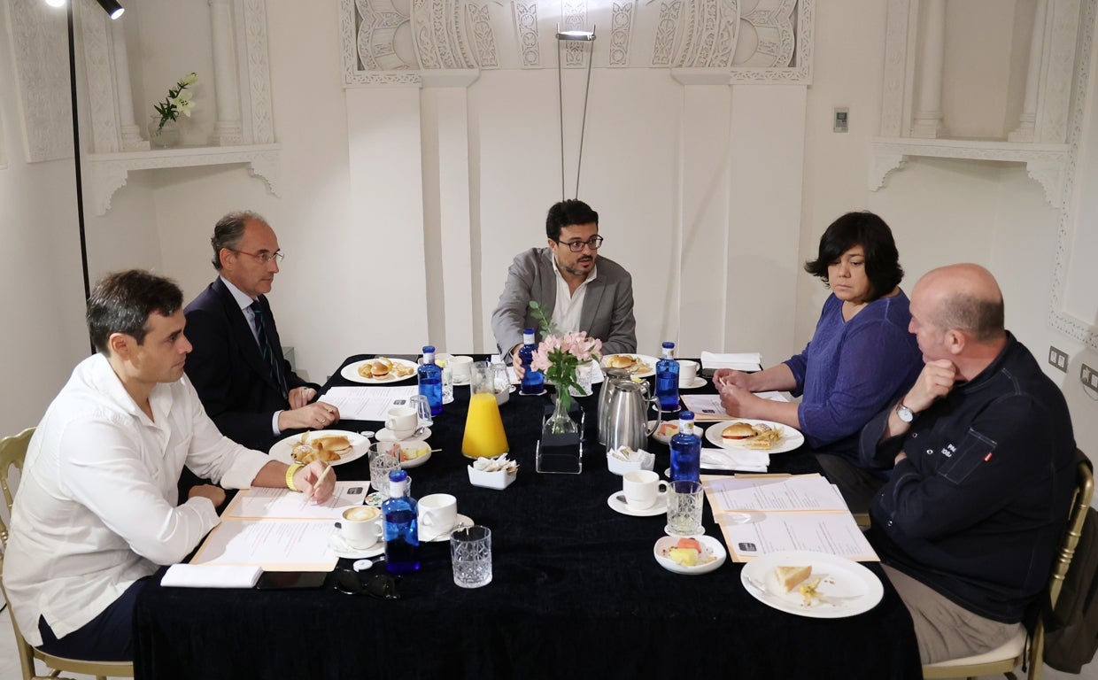 Los integrantes del jurado durante sus deliberaciones en el hotel Hospes Bailío de Córdoba