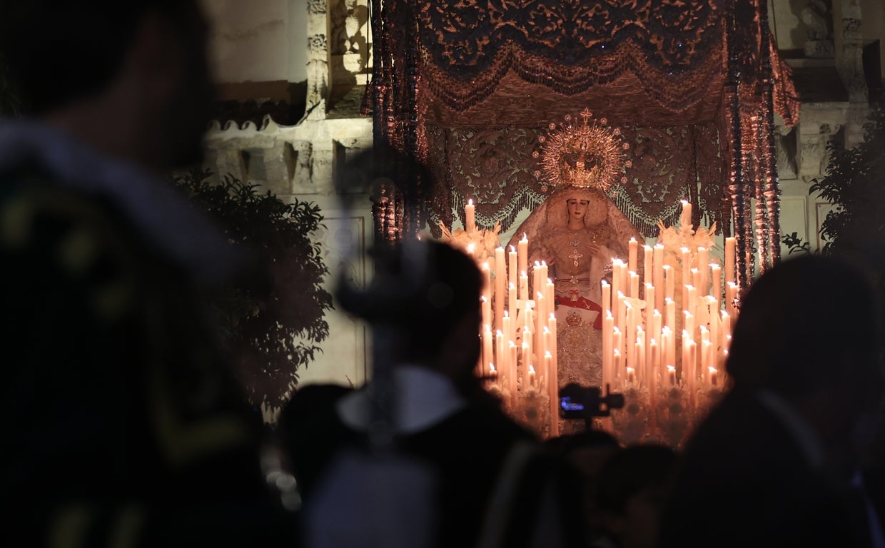 La Virgen de la Paz, avanzando durante su procesión en la noche del sábado