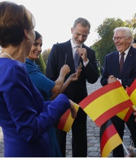 Imagen secundaria 2 - Los Reyes visitan la capital alemana, donde el Rey Felipe VI ha enfatizado que España y Alemania viven un «año de encuentros»