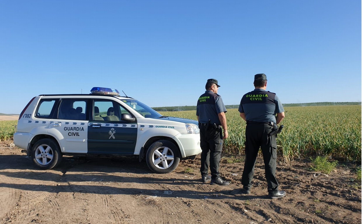 Una patrulla del Equipo ROCA en una explotación agraria de Córdoba
